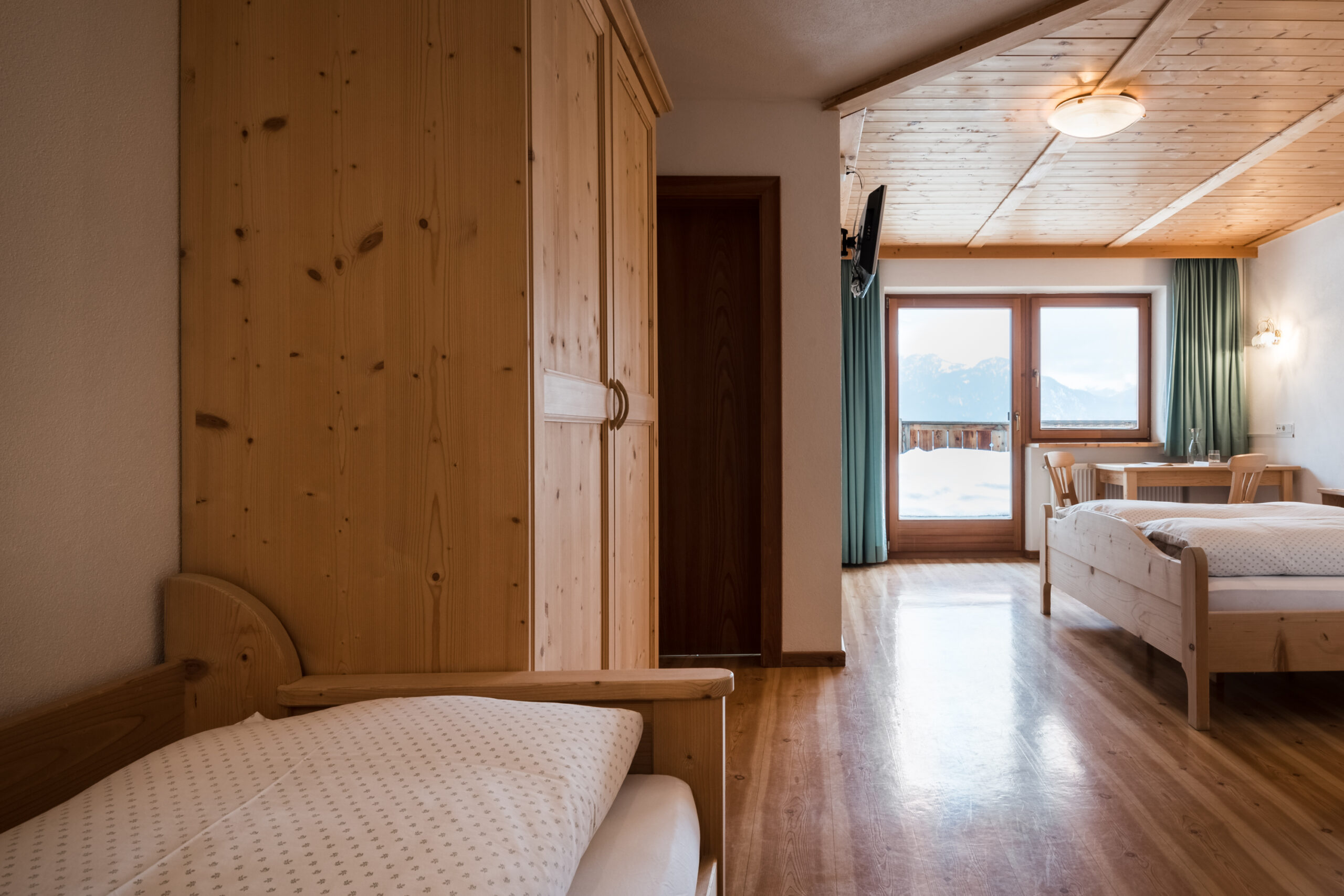 Armentara Holzzimmer im alpinen Stil Mountain Lodge Ciurnadù La Val