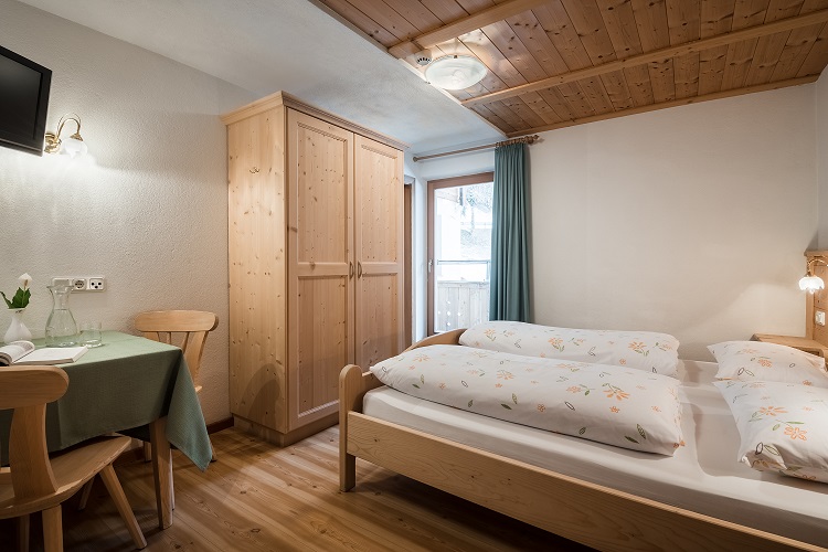 Mountain-style wooden Rit room Mountain Lodge Ciurnadù La Val